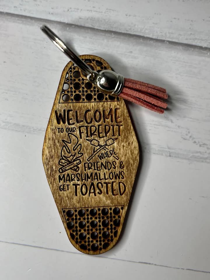 Velkommen til vores lejrbål nøglering for engroshandel hos M&H Custom Crafts, Gifts, & Designs