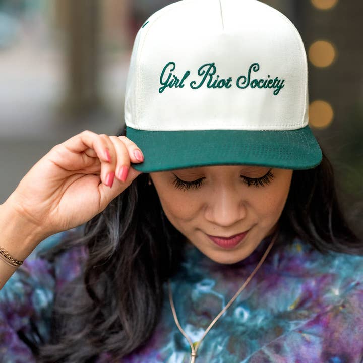 Girl Riot Society by Mosaic Makers Co - Vendita all'ingrosso Cappellino da camionista - Donna - Cappello con scritta "Girl Riot Society" - Vendita all'ingrosso