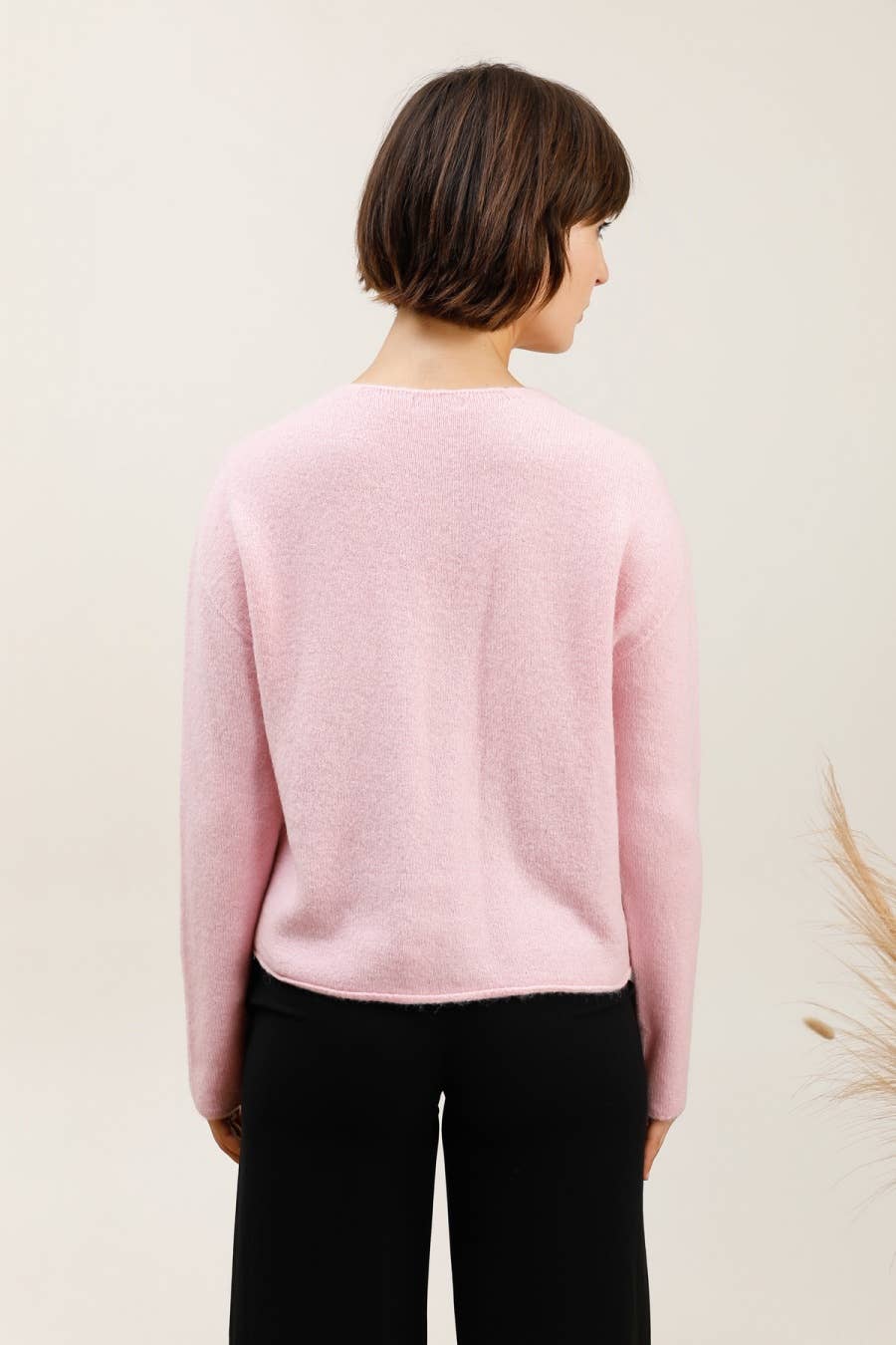 NAÏS PARIS – wholesale Kofta - Dam – Kort knappad V-ringad kofta i alpaca och ull2