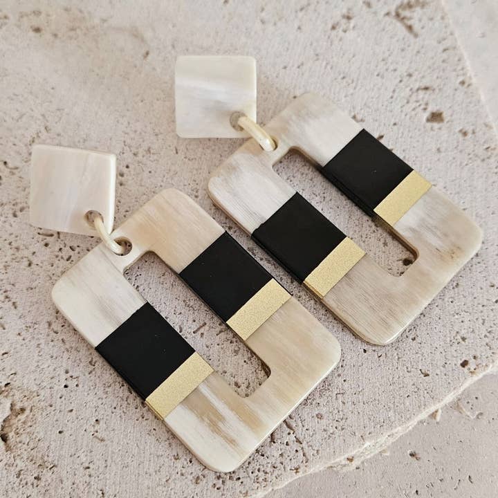 Le Coin Sauvage - Wholesale Dangle Earrings - Hoop Earrings in Horn - O - Black & Gold