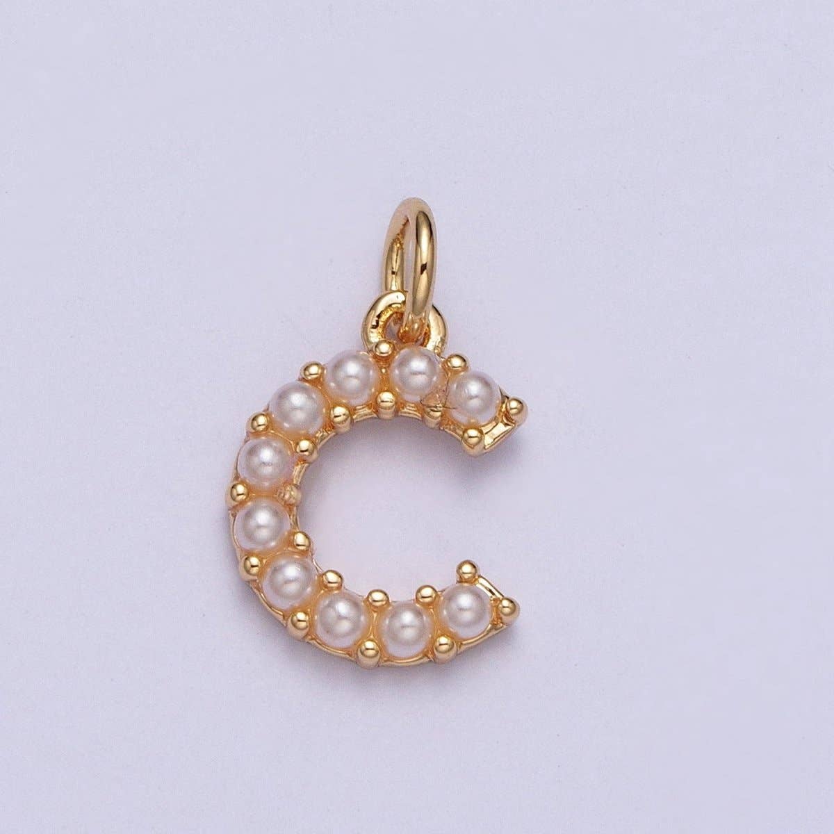 Aim Eternal - Venta al por mayor Abalorios/colgantes individuales - Mini Abecedario Colgante de Perla Encanto Inicial de Perla Pequeña Colgante Relleno de Oro de 16K para Joyería Personalizada | A-313-A-3252