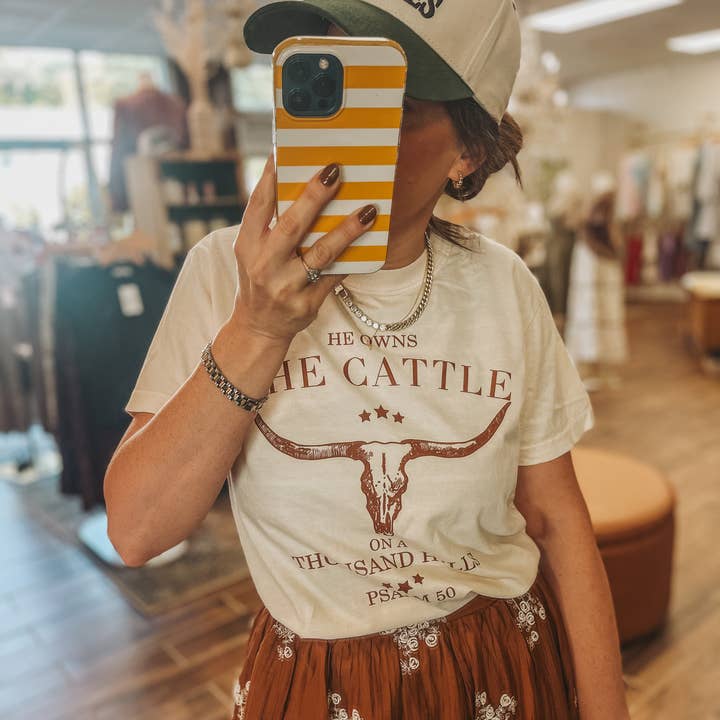 T-shirt à motif He Owns The Cattle | Chemise western | T-shirt Cattle pour la vente par Amy Anne Apparel Inc