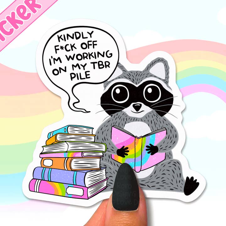 Je travaille sur mon autocollant tbr pour Kindle, raton laveur drôle. pour la vente par RoroDesignsLove