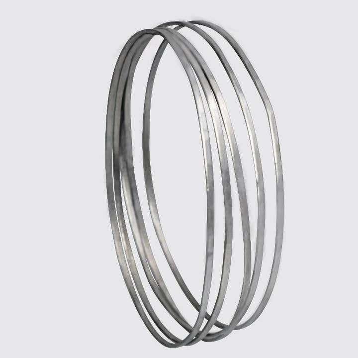 Ensemble de jonc mince ovale martelé pour la vente par Jane Diaz NY