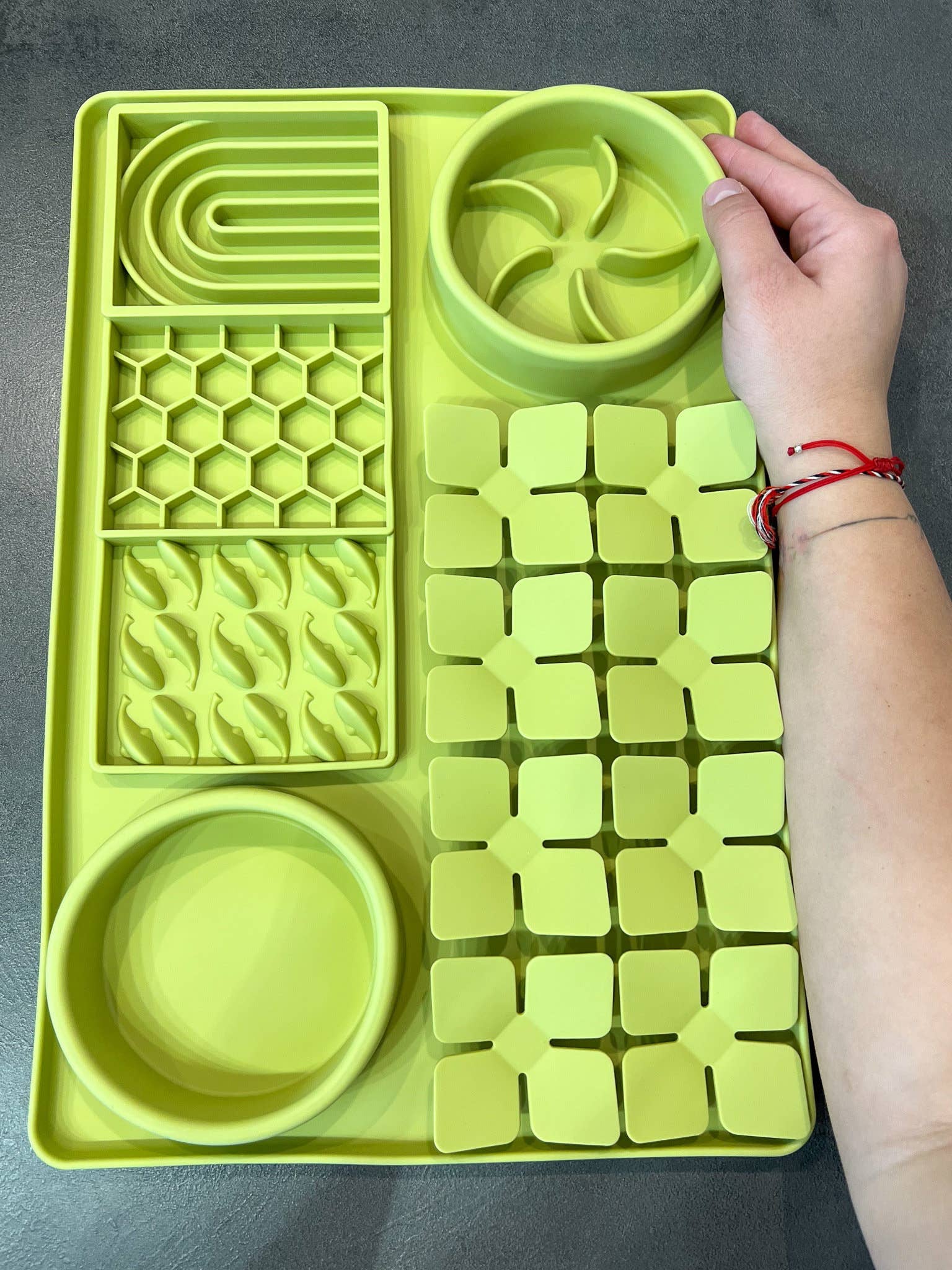 Doggotique - Vendita all'ingrosso Tappetino sottociotola per animali - Cane - Tappetino da alimentazione XL e tappetino leccaleccare per cani grandi con ciotola rallentatrice4