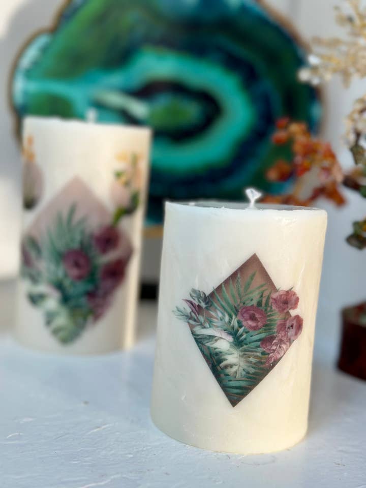 Set de velas en forma de pilar con formaciones florales de ciruela para venta al por mayor de Peaceful Vibes Essential