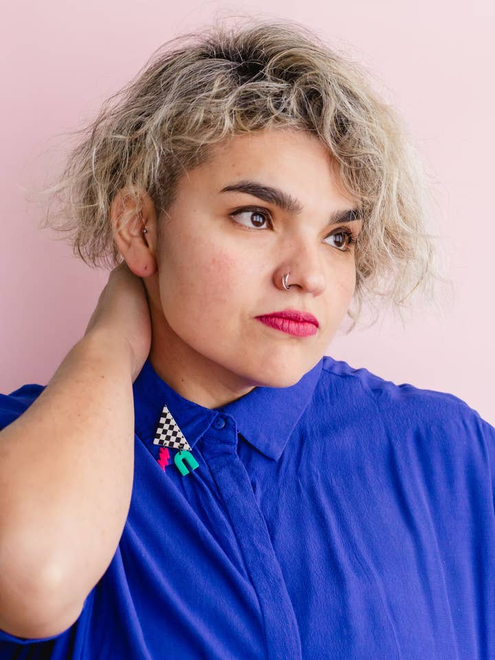 Broche géométrique à damier style Memphis en plusieurs modèles pour la vente par Mono