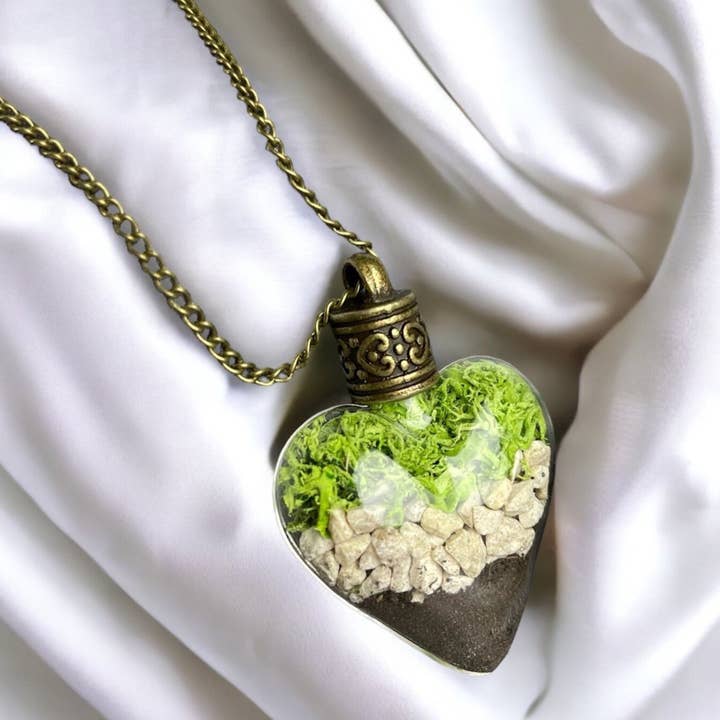 MadamLili - Wholesale Pendant/Charm Necklace - Vintage terrarium necklace with moss, pebbles and soil - unique accessory for nature lovers