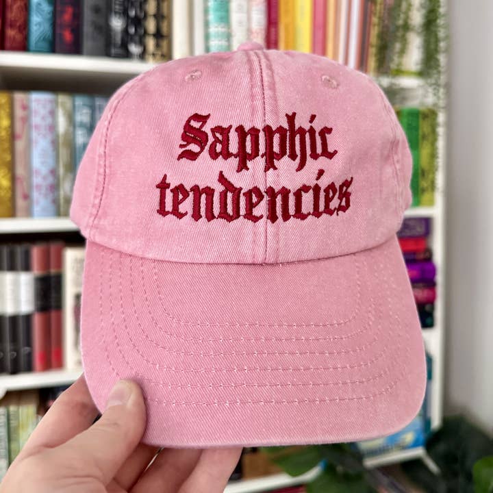Sapphic Tendencies Broderet Hat – Vintage Pink Kasket for engroshandel hos LiteraryEmporium