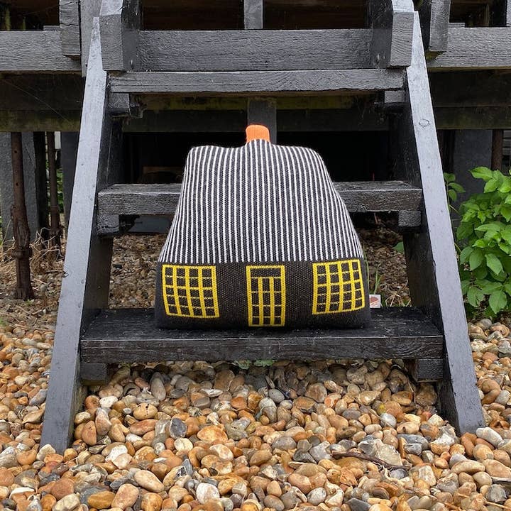 Donna Wilson - Vente Coussins de chaise - Coussin Maison de campagne - Noir1