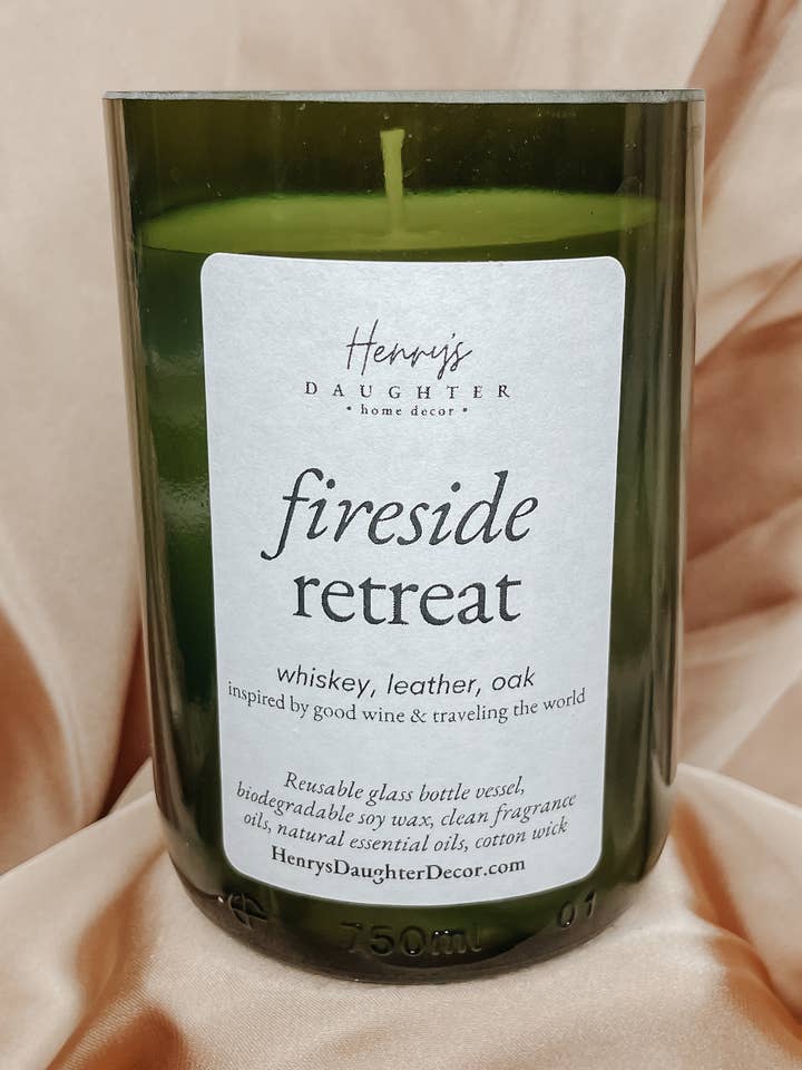 Fireside Retreat vinflaske stearinlys (whisky og læder) for engroshandel hos Henry’s Daughter Home Decor