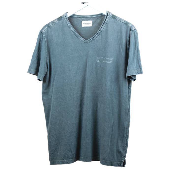 MET DE HAND GESTIKTE T-SHIRT VOOR HEREN ROOK 'ROTKAN ERGER ZIJN' voor wholesale door Maskdanna by Califortunate