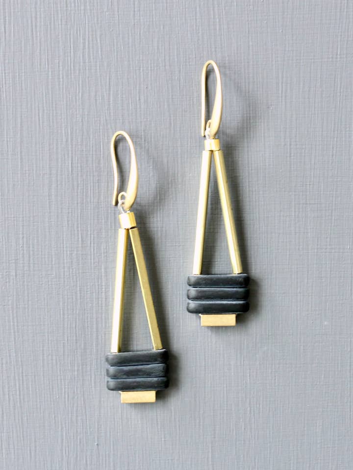 Boucles d'oreilles géométriques JLTE33 noires et laiton pour la vente par David Aubrey Jewelry