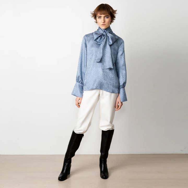 Blusa pajarita seda jacquard gris-azul para venta al por mayor de Studio Heijne