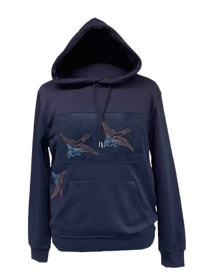 Navy Swallows håndtrykt grafisk kunsthættetrøje for engroshandel hos Impromptu Musé