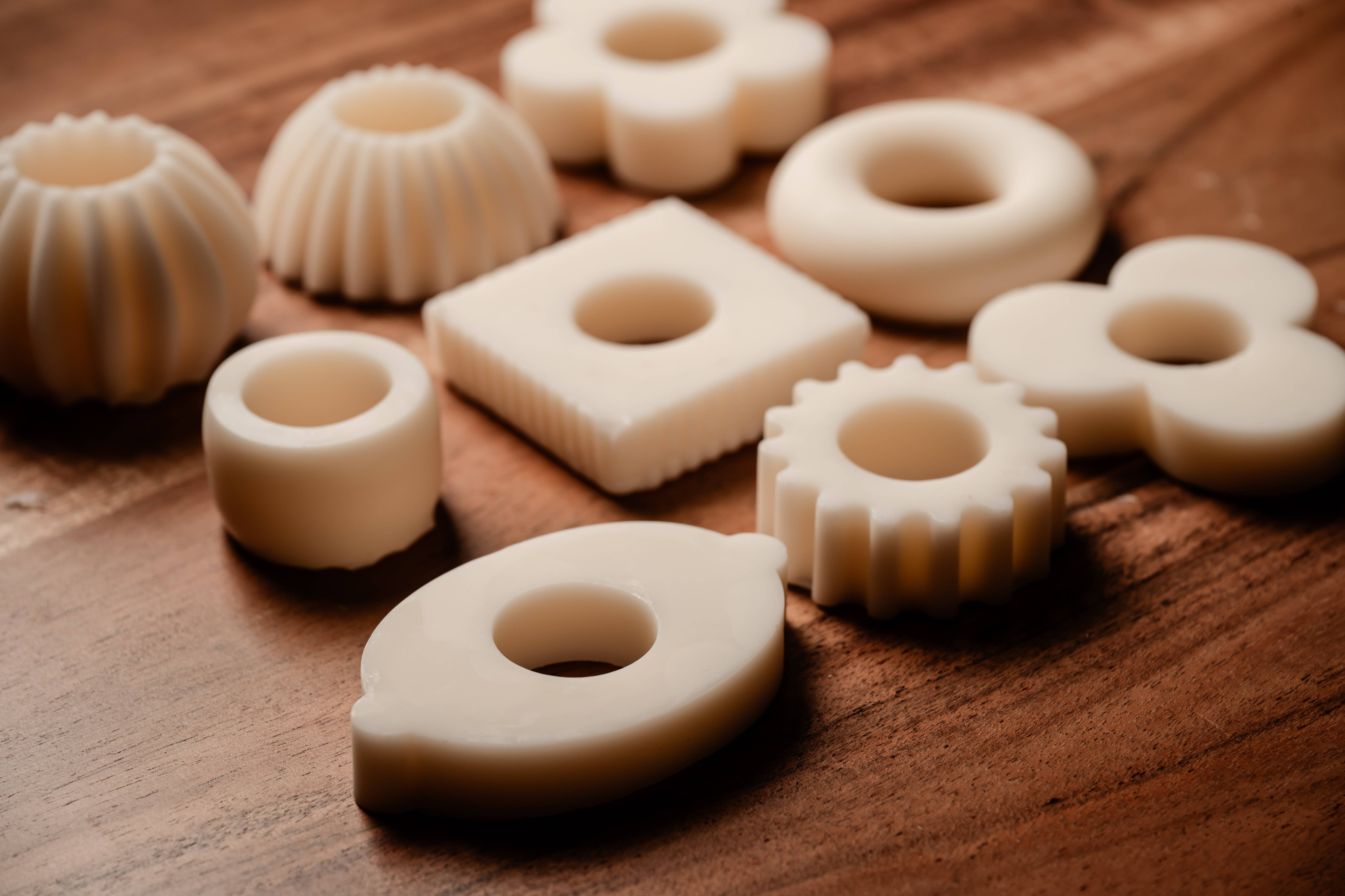 Allure CA - Vente Bougies/bougeoirs coniques - Set de bougies cônes colorées avec petits ornements décoratifs4