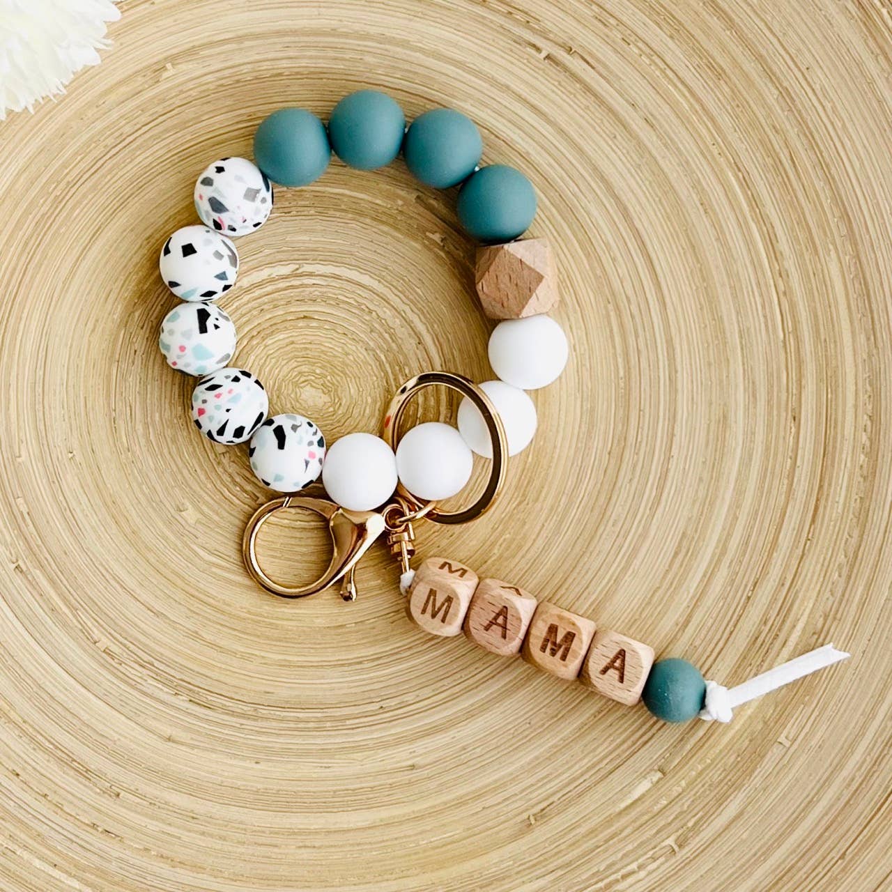 Tiny Gift Society – wholesale Nyckelringsarmband – MAMA armband nyckelring i silikon med pärlor och tassel10