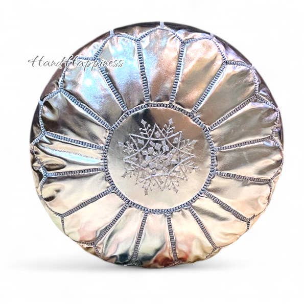 Marokkaanse poef van zilverkleurig imitatieleer — decoratief kussen voor wholesale door HandHappiness