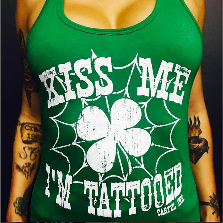 Kys mig, jeg er tatoveret Kvinders Racerback Tanktop for engroshandel hos Cartel Ink