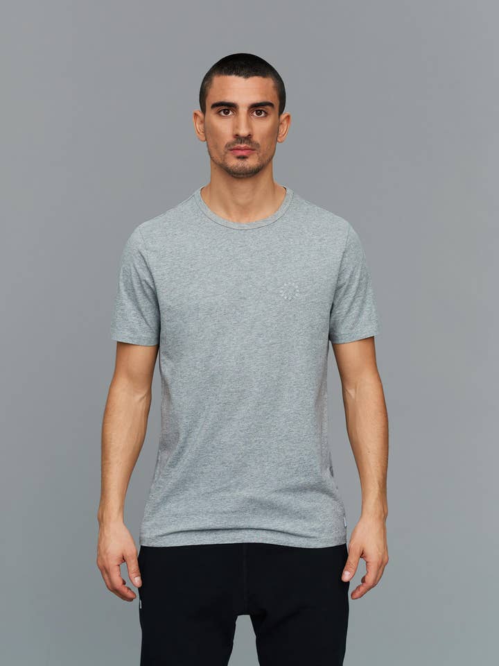 T-shirt gris en coton brodé pour la vente par Eleven New York