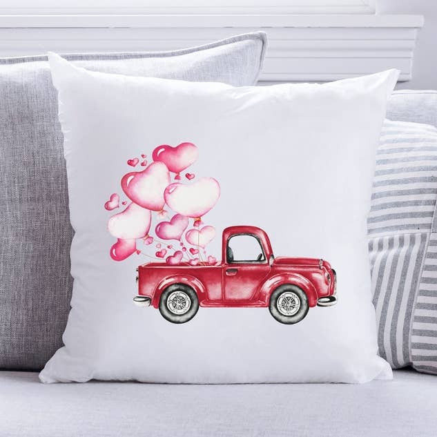 Coussin décoratif en forme de camion rouge avec cœurs pour la Saint-Valentin pour la vente par Emma and the Bean