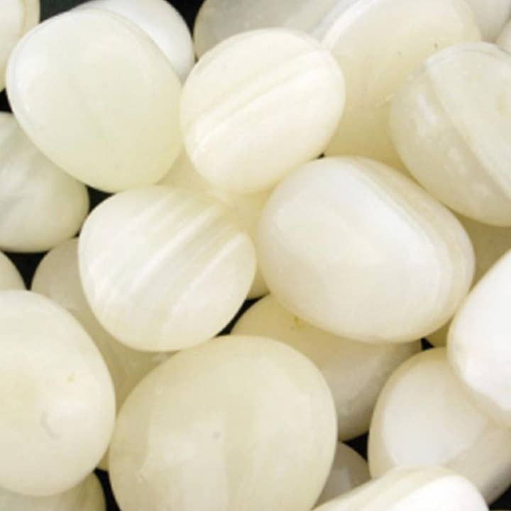 Witte agaat of vredesagaat uit India A+ (trommelsteen) voor wholesale door La Boîte à Cailloux