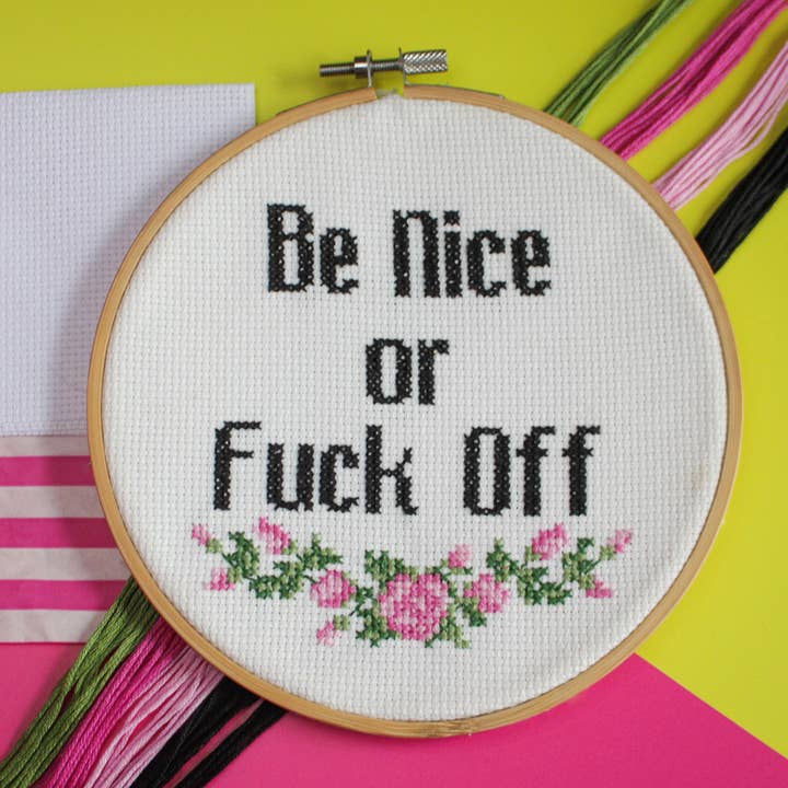 Be Nice Or Fuck Off - Kruissteekset voor volwassenen voor wholesale door Curious Twist