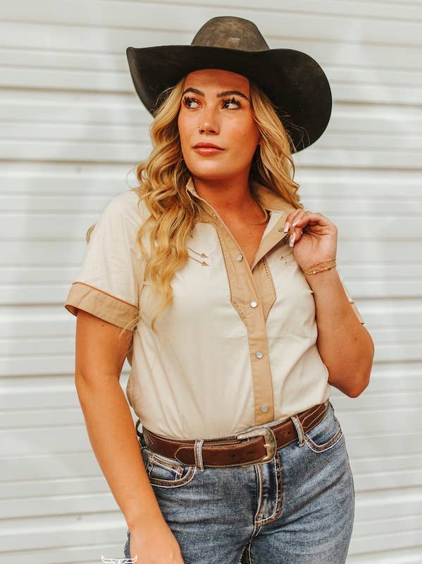 Haut ivoire beige bicolore avec détail de passepoil contrastant pour la vente par LUCKY & BLESSED