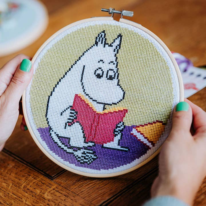 The Crafty Kit Company – wholesale Material för broderi/korsstygn – Mumin Korsstygn Kit - Mumintrollet Reading