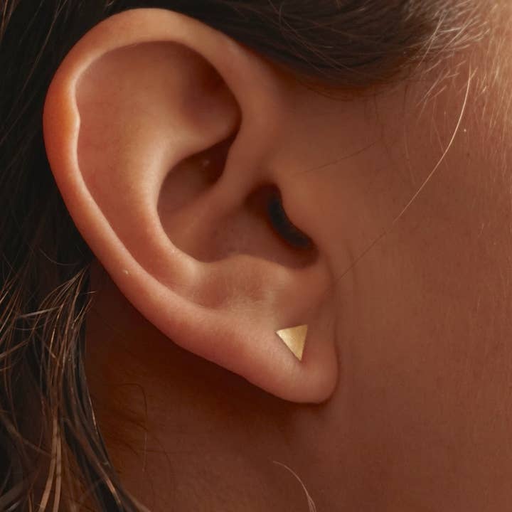 Set elegante e conveniente di tre paia di orecchini a bottone triangolari fatti a mano - 0190 per la vendita all'ingrosso da parte di Virginia Wynne Designs