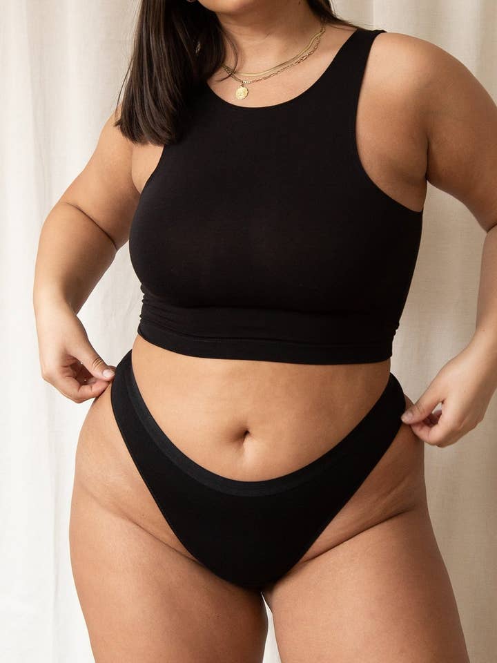 String Emery en noir uni pour la vente par MARY YOUNG