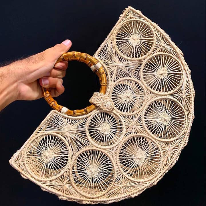 Sac à main en spirale vibrante tissé à la main en iraca pour la vente par Macondo Forever