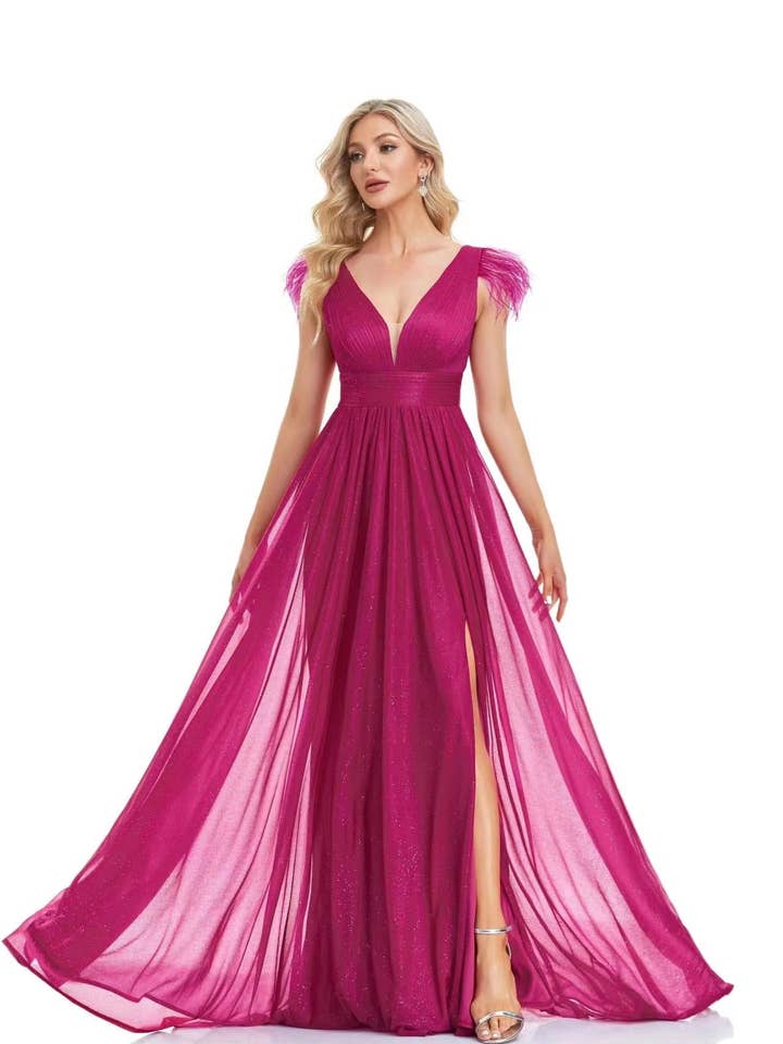 Robe longue GP001Y avec tissu brillant et plumes aux épaules pour la vente par Invitadissimas