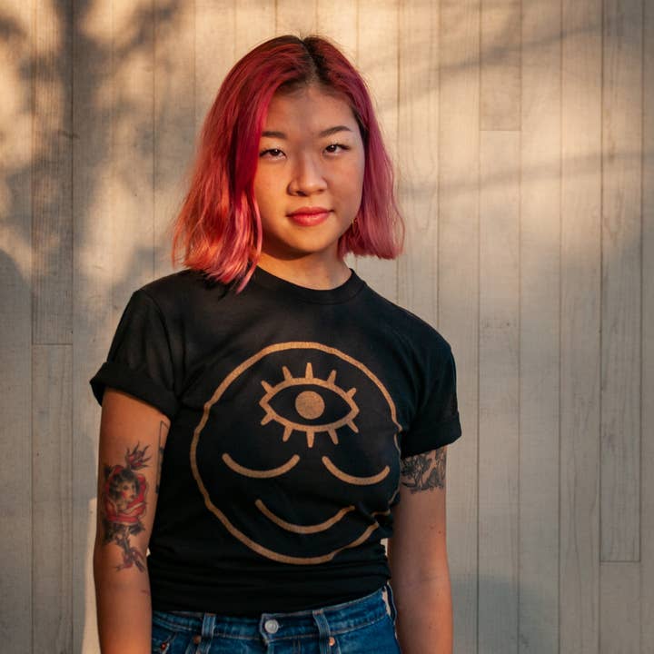 Wokeface – wholesale T-shirts med screentryck – Unisex – T-shirt - Wokeface Logo Third Eye Face Svart & Guld1