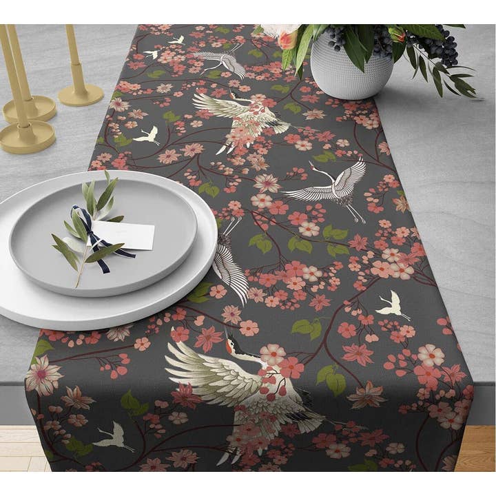 Flight of Cranes, runner da tavolo e letto, 94 x 14 pollici per la vendita all'ingrosso da parte di India Circus