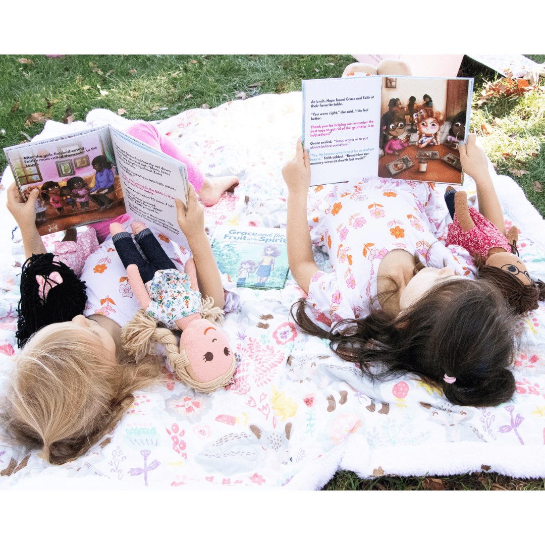 EllyandGrace - Venta al por mayor Muñeca - Niños - Juego de muñecas de lino y libro cristiano «Hope & the Grumbles»13