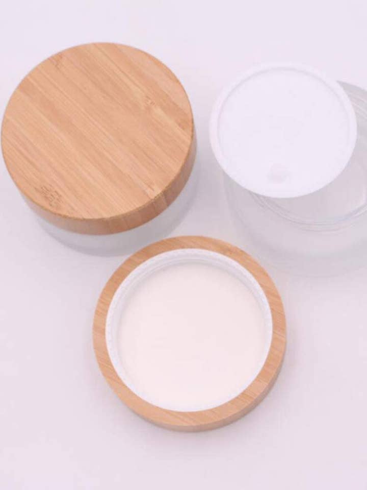 50g / 50ml glazen pot met matte afwerking en bamboedeksel voor crème voor wholesale door Karamel Beauty