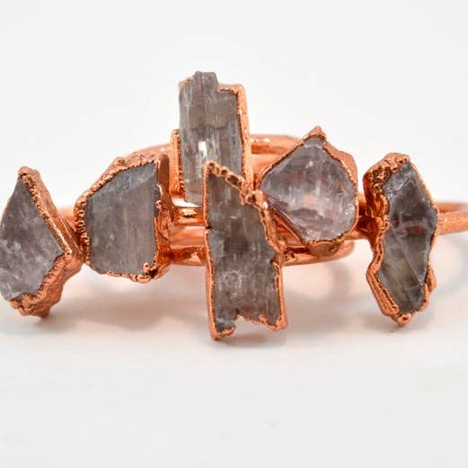 Daddy Daughter Jewelry – Großhandel Cocktail-/Statement-Ring – Roher Danburit-Ring | Roher Edelstein-Ring | Danburit Schmuck1