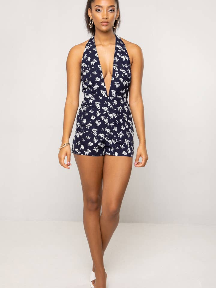 Mariella Halter Neck Plunge Slips Rygg Marinblå Blommönstrad Playsuit för wholesale av Urban Bliss
