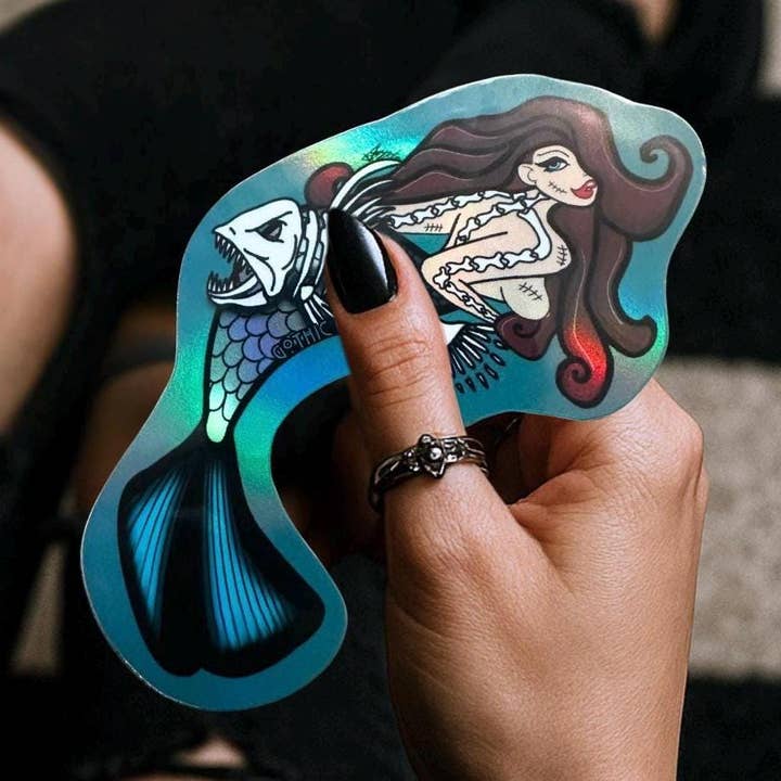 Adesivo impermeabile ritagliato Sirena Gotica Nuda—Immergiti nelle acque spettrali con questo ipnotizzante adesivo di dark fantasy! per la vendita all'ingrosso da parte di Gothic Garage