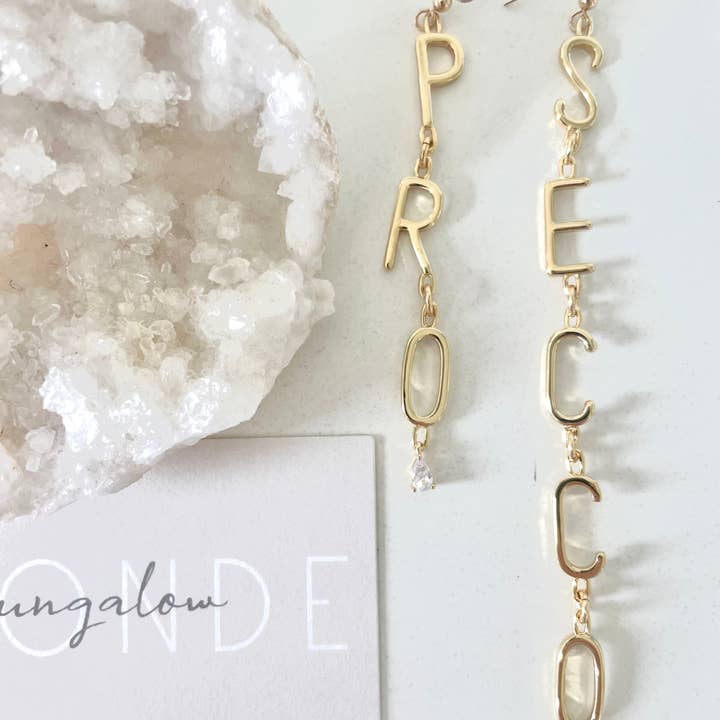 bungalowBlonde Jewelry - Vendita all'ingrosso Orecchini pendenti - Orecchini iniziali con lettera Prosecco:: placcati in oro 14 carati