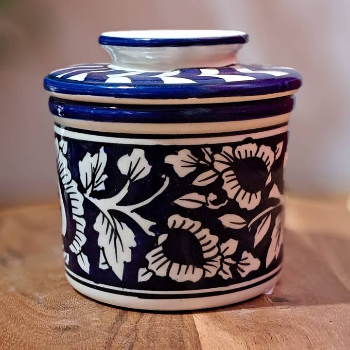 Handgefertigter keramischer Buttertopf, Geschirr, Serviertopf mit Deckel für den Großhandel von Gulab Homes