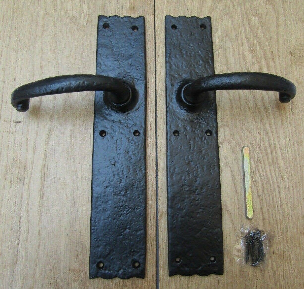 IronmongeryWorld - Venta al por mayor Pomos/tiradores - Par de manijas para puerta de granero, color negro0