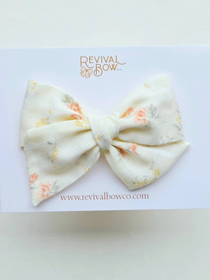 Lazo Grande en Pinza • Floral Texturizado Amarillo Pálido para venta al por mayor de Revival Bow Co.
