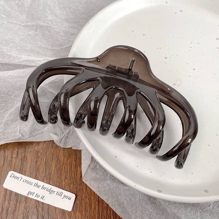 Pince à pieuvre acétique transparente super-large pour la vente par Lily Clothing