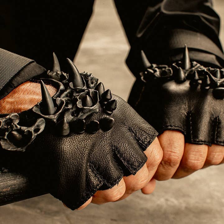 Gants unisexes en cuir noir sans doigts avec pointes pour la vente par JUNGLE TRIBE