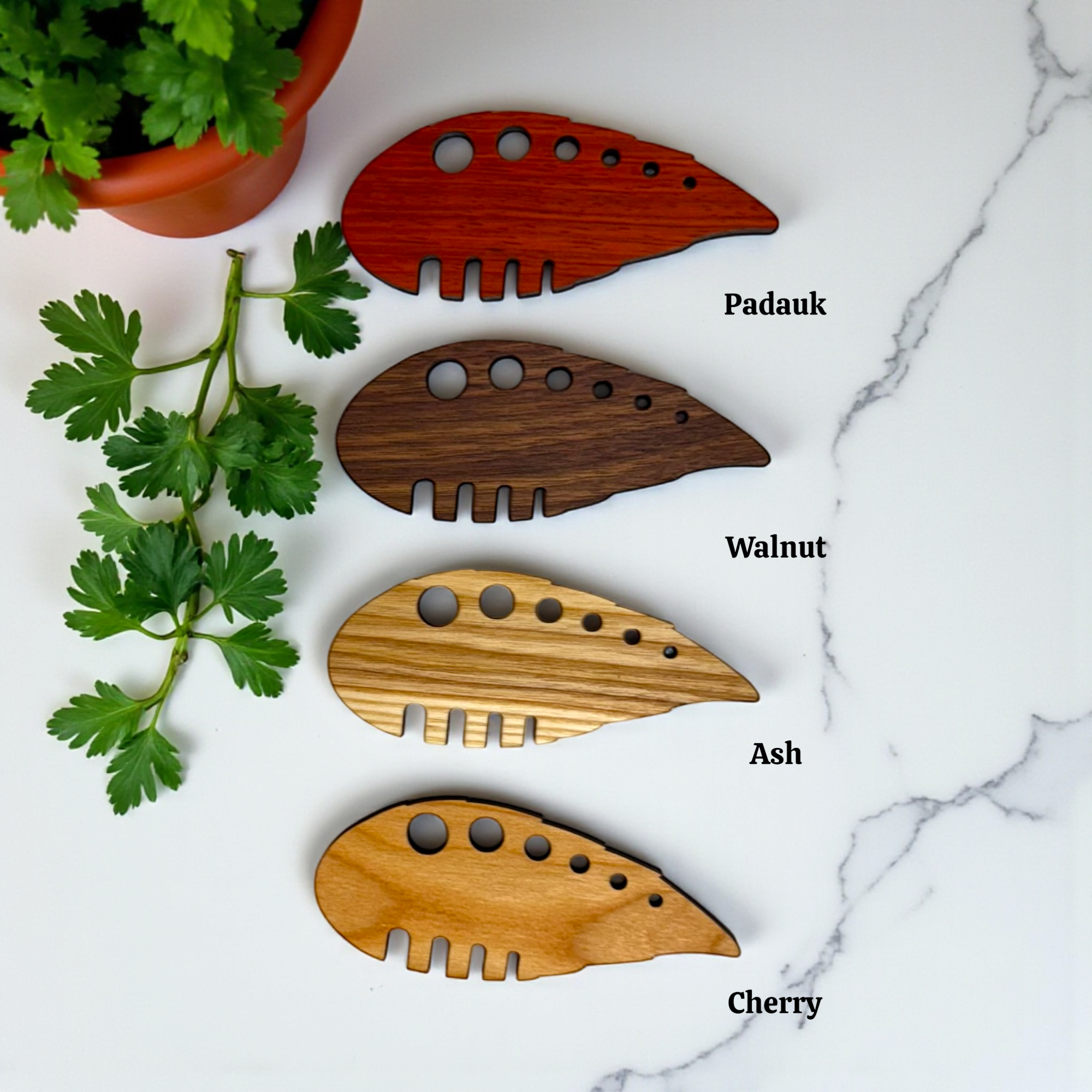 The Savvy Spade - Vente Ustensile/gadget de cuisine - Éplucheur d'herbes personnalisé avec logo – Outil de cuisine en bois dur de marque5