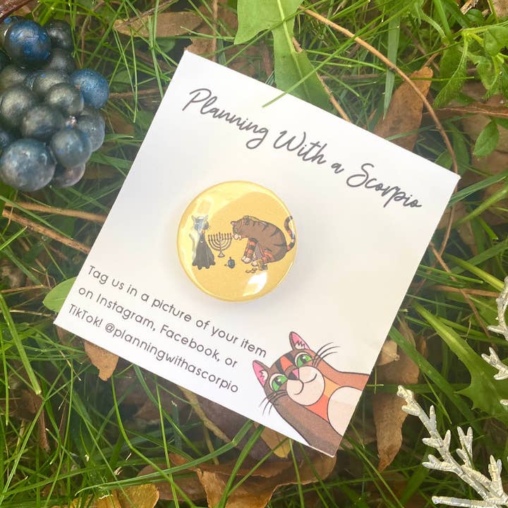 1-Zoll-Anstecker „Chanukkah mit Freunden“ für den Großhandel von Rye & Co.