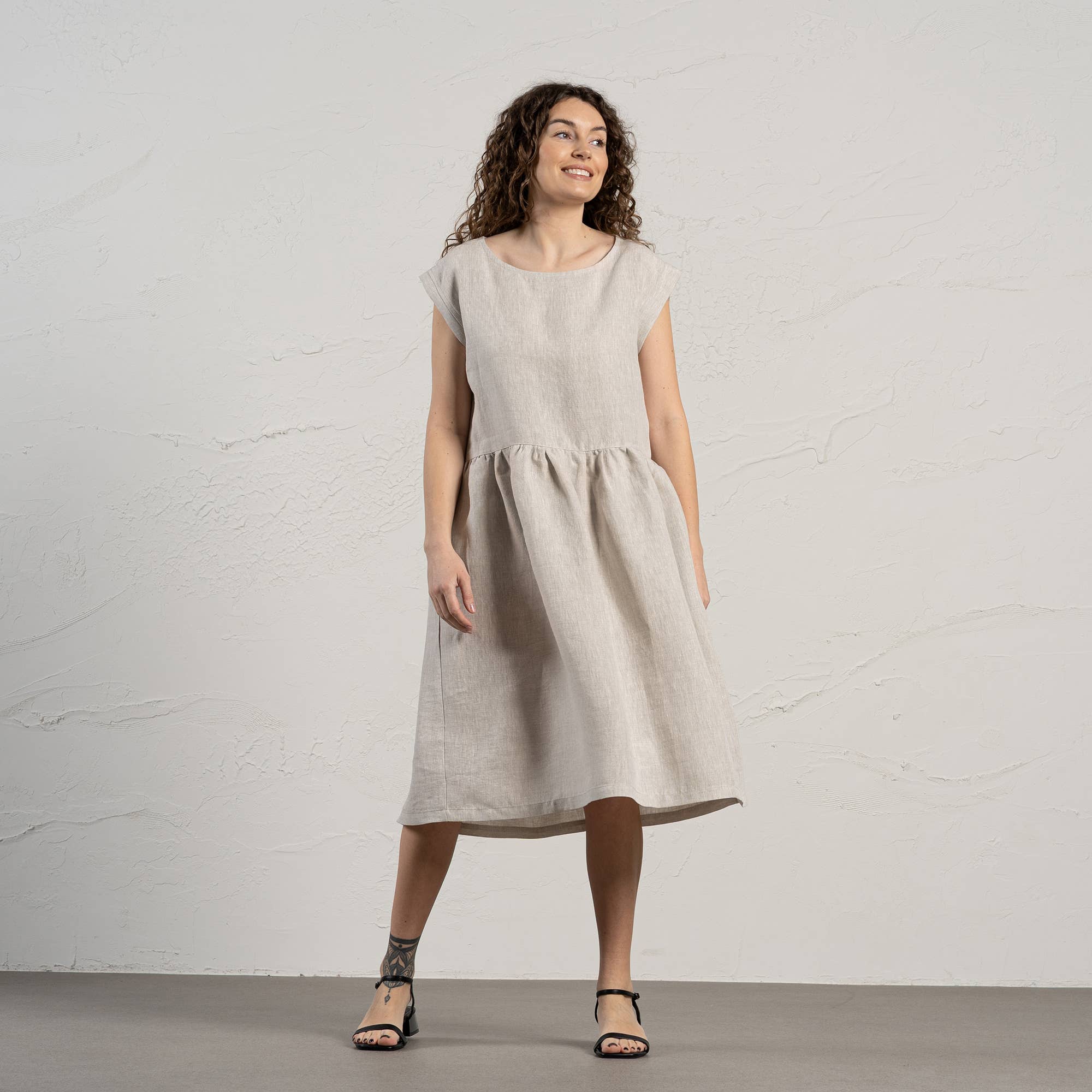 menique – wholesale Klänning - Dam – Linnesmokklänning Cecilia - Midilång Lös Linnéklänning6