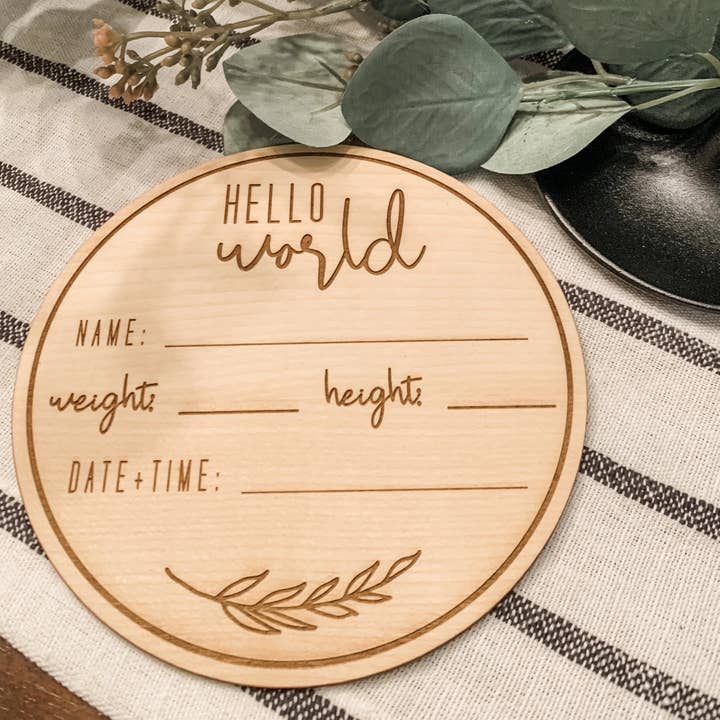 Laser Cut Hej Verden Baby Nyfødt Meddelelse Card for engroshandel hos Our Board Boutique